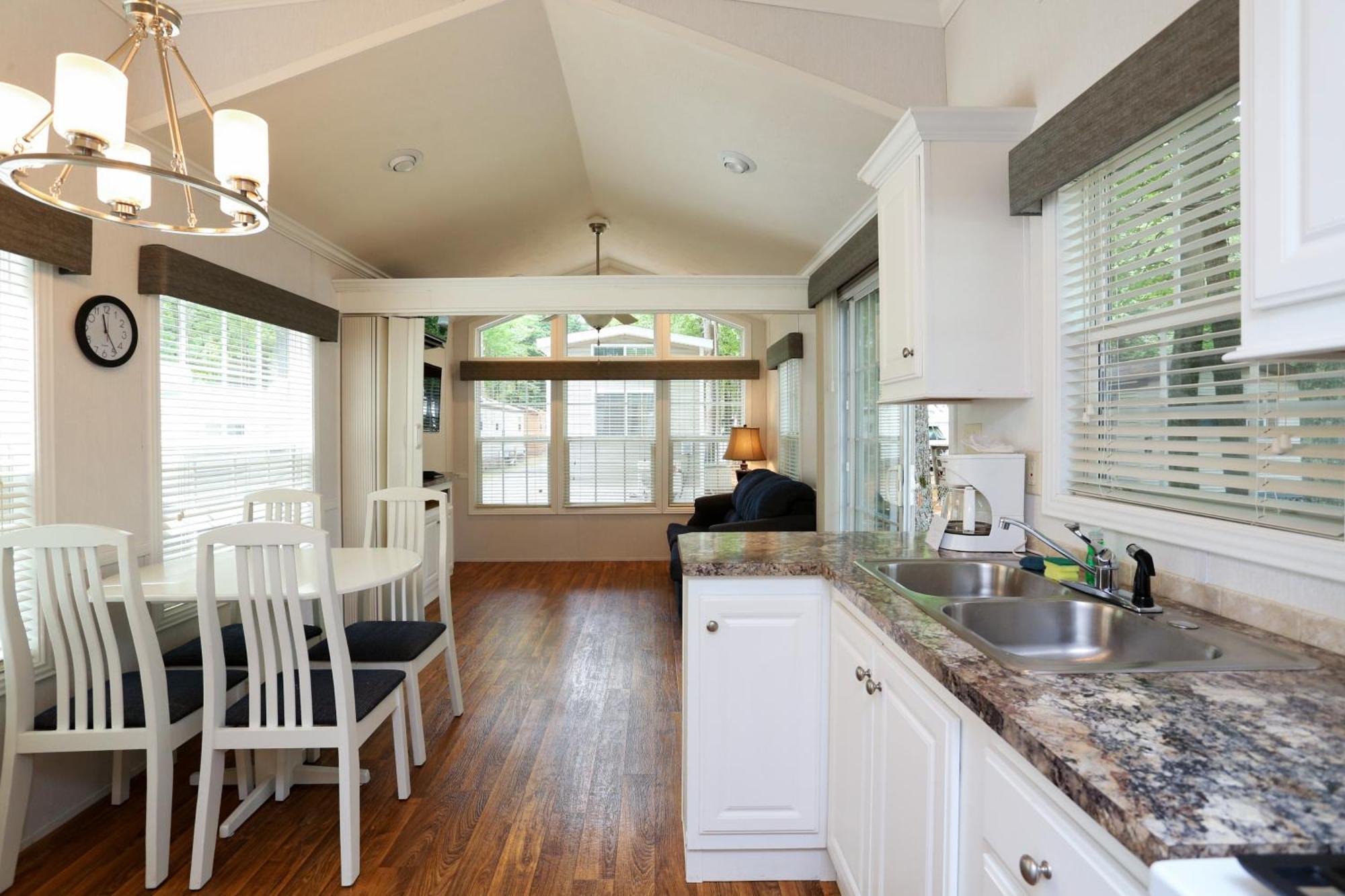 Moody Beach Camping Resort Cottage - Loft Wells Room photo